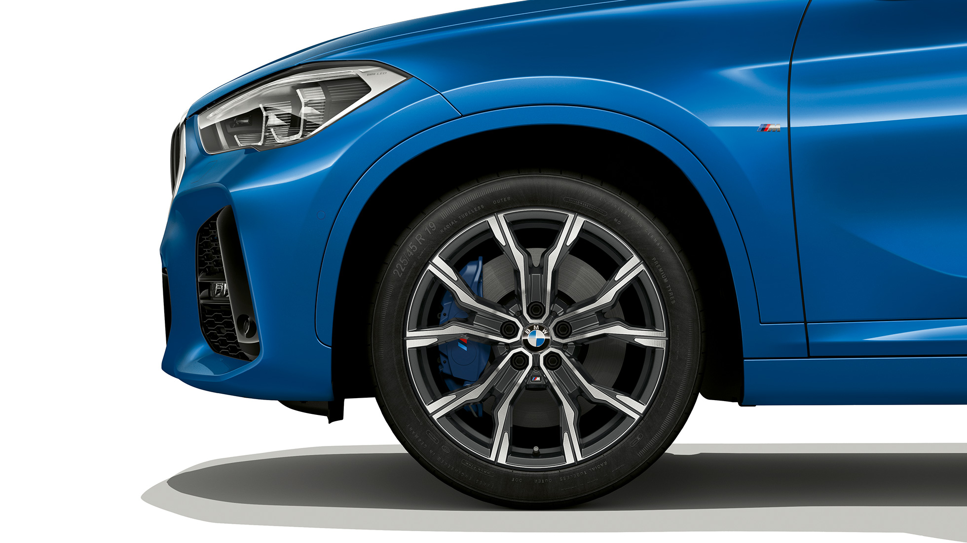 BMW X1, Model M Sport, light-alloy wheel. BMW X1, Model M Sport, side view with close-up on light-alloy wheel.