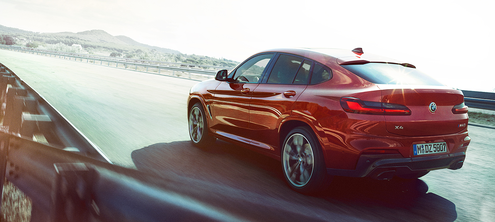 BMW X4 - Carrosserie rouge - Vue de l'arrière