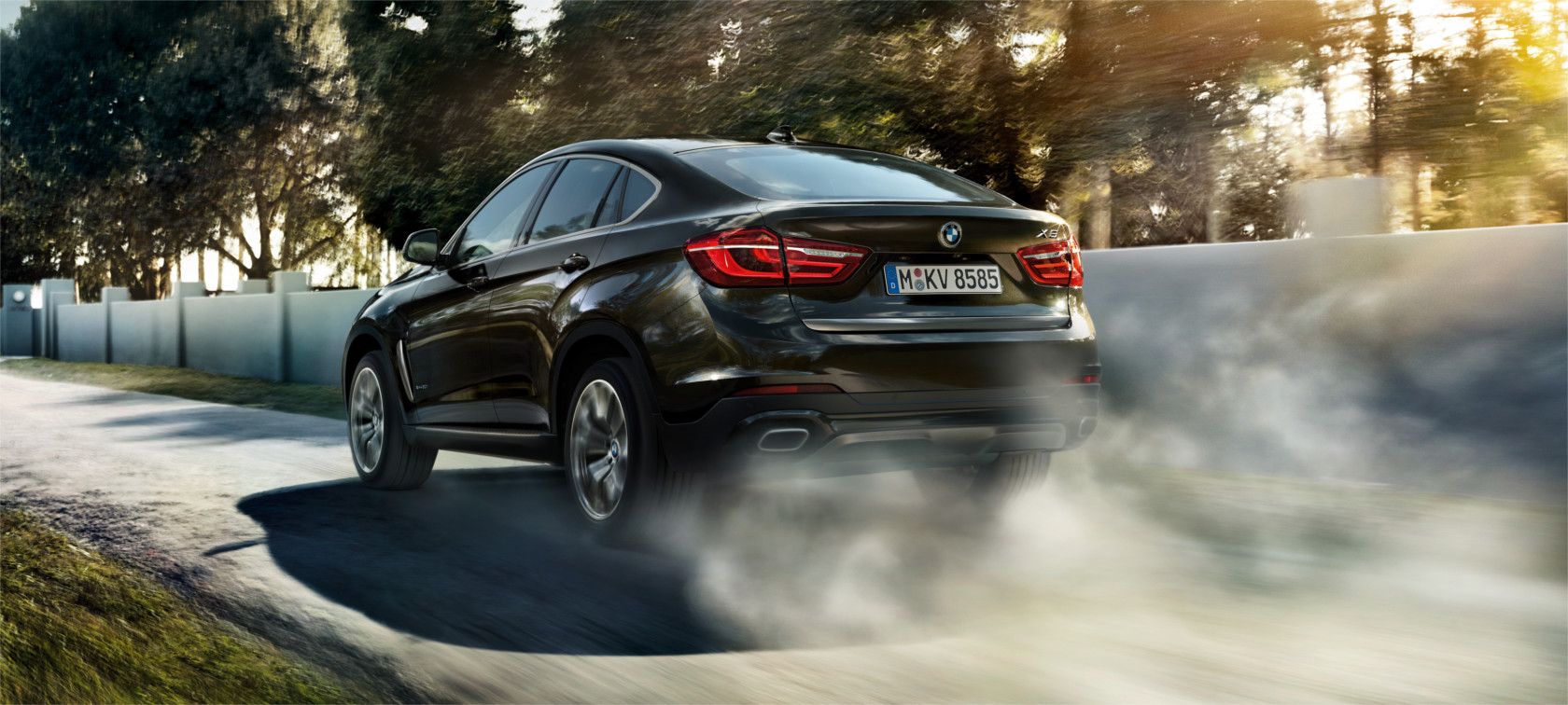 Essai routier du BMW X6 - carrosserie noire, vue arrière. Essai routier du BMW X6 - carrosserie noire, vue arrière.