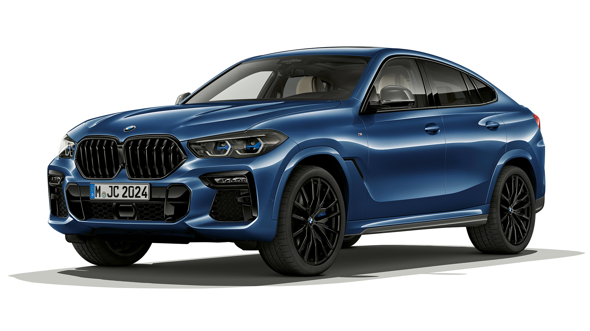 BMW X6 avec Kit M Sport, extérieur. Vue de trois quarts avant de la BMW X6 avec Kit M Sport.