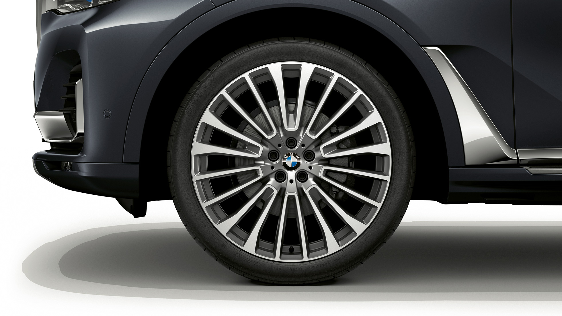 Close-up of the light alloy wheel of the BMW X7 with Design Pure Excellence features. Close-up of the light alloy wheel of the BMW X7 with Design Pure Excellence features.