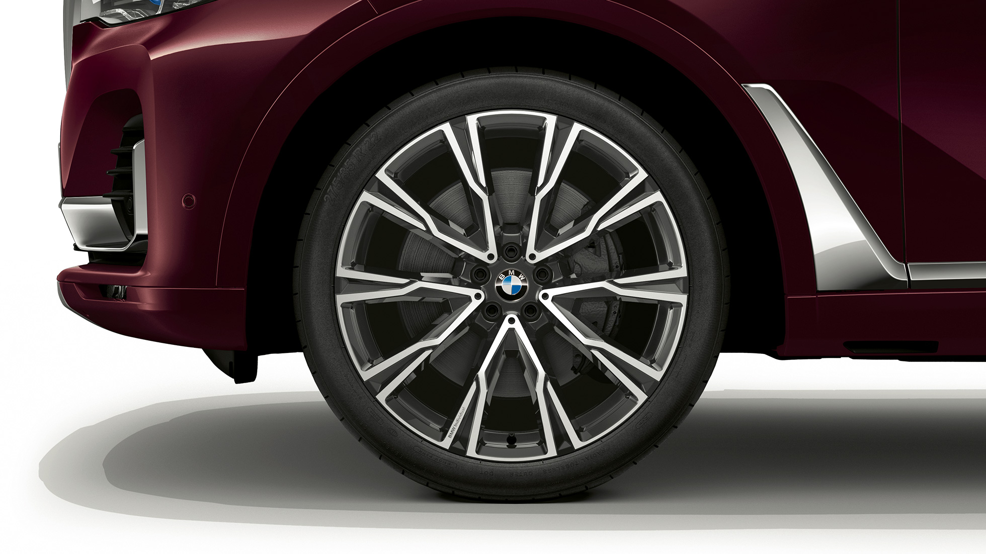 Close-up of the light alloy wheel of the BMW X7 with M Sport Package features. Close-up of the light alloy wheel of the BMW X7 with M Sport Package features.