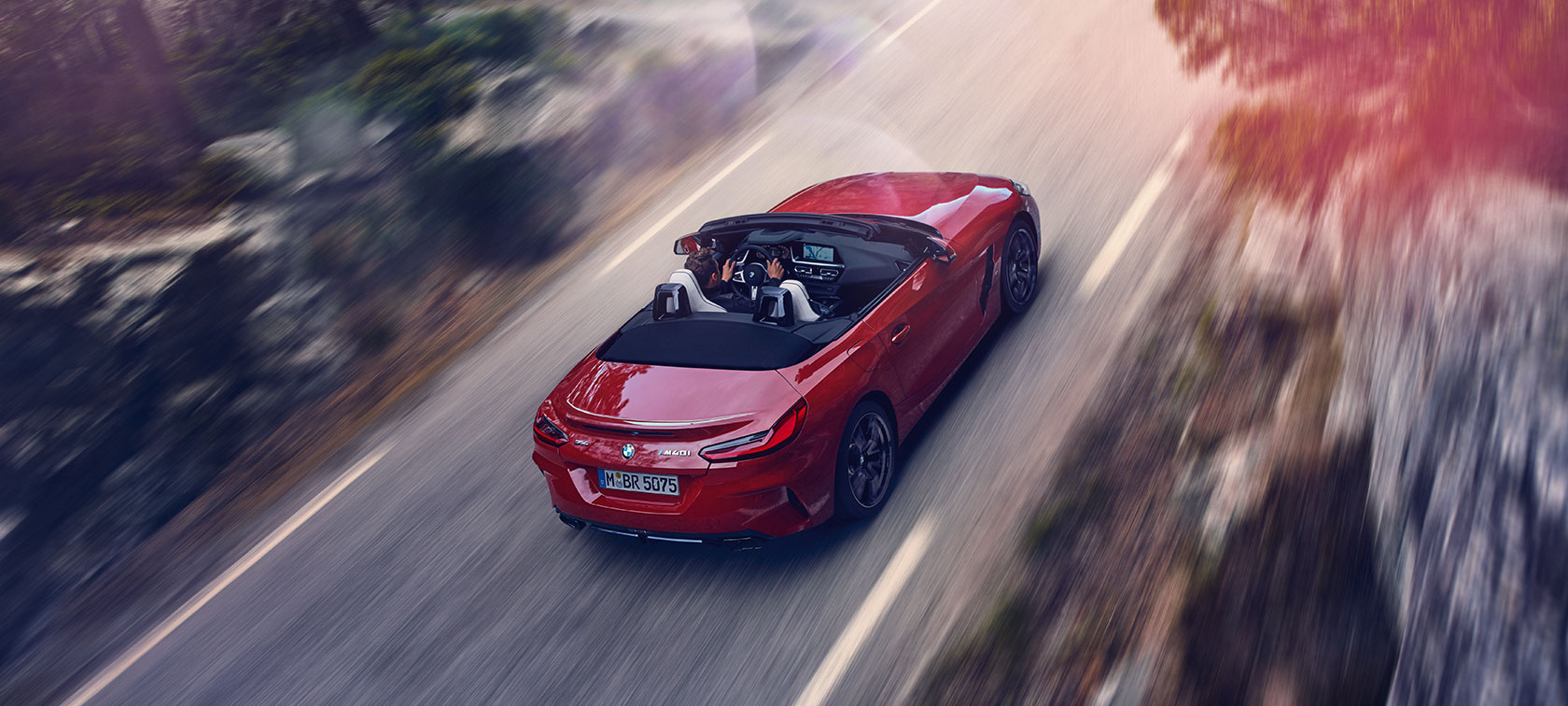 Vue en plongée d’une BMW Z4 Roadster Vue en plongée d’une BMW Z4 Roadster en mouvement