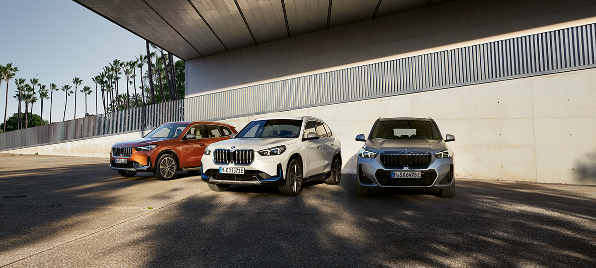Gamme de produits BMW Special Sales Sustainability Hub Environment BMW Special Sales Sustainability Hub Environment Gamme de produits, trois véhicules BMW à l’arrêt côte à côte dans un passage souterrain