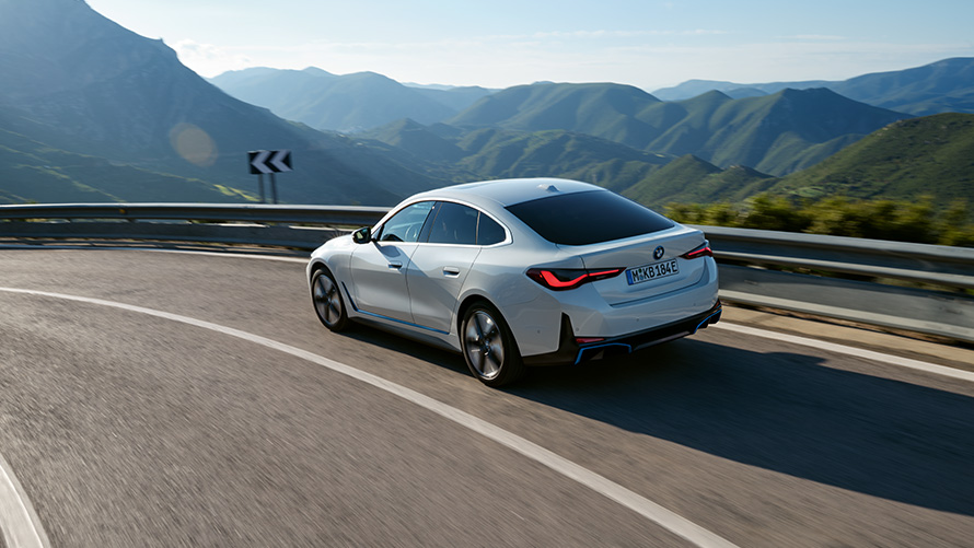 BMW Special Sales Sustainability Hub Overview Fleet Data, véhicule BMW en mouvement sur une route avec un décor de montagne