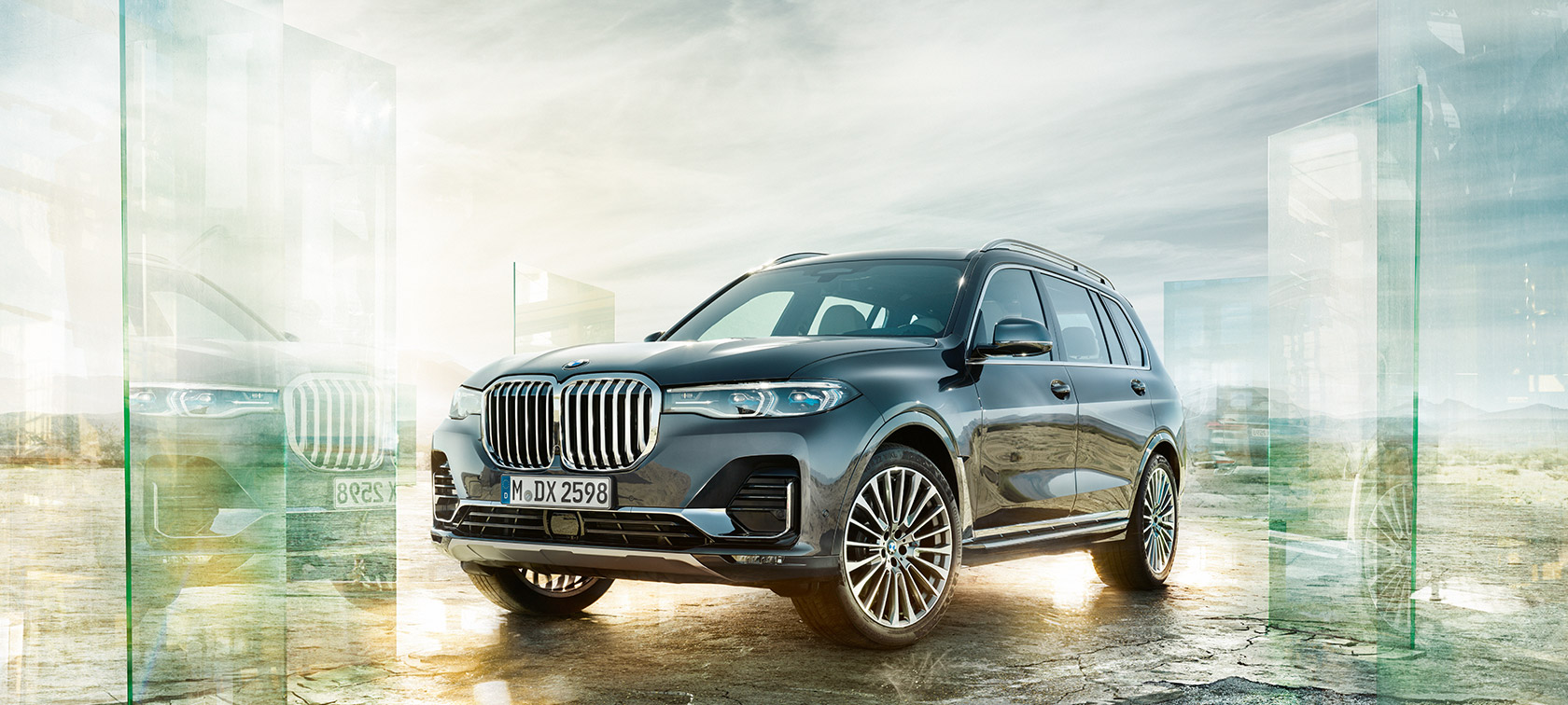 The BMW X7 in the three-quarter front view in front of the desert background