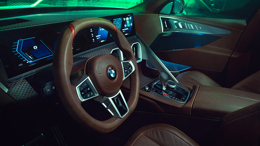BMW Concept XM (G09) vue intérieure du poste de conduite, gros plan sur le volant BMW Concept XM (G09) vue intérieure du poste de conduite, gros plan sur le volant