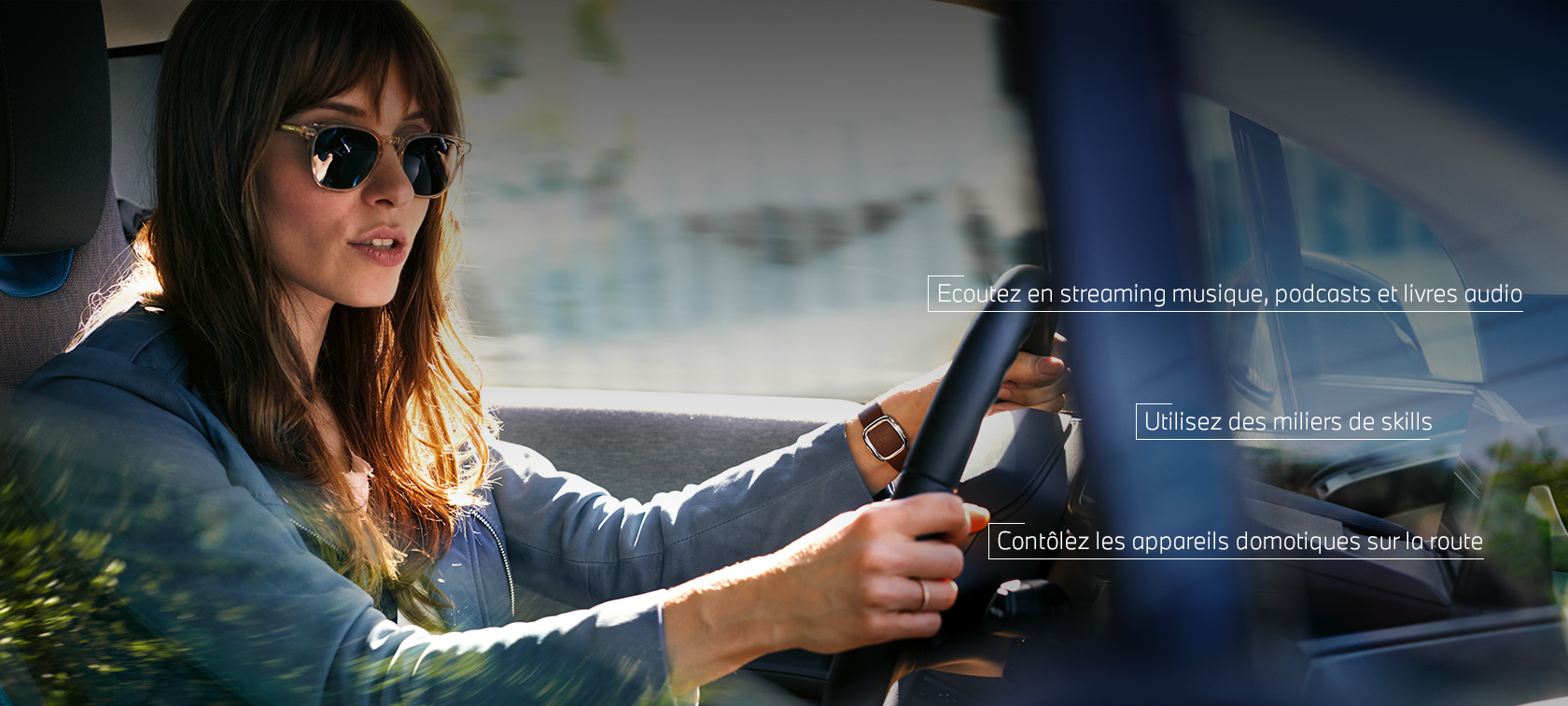 Une femme donne des instructions à Amazon Alexa au volant de sa BMW Une femme donne des instructions à Amazon Alexa au volant de sa BMW