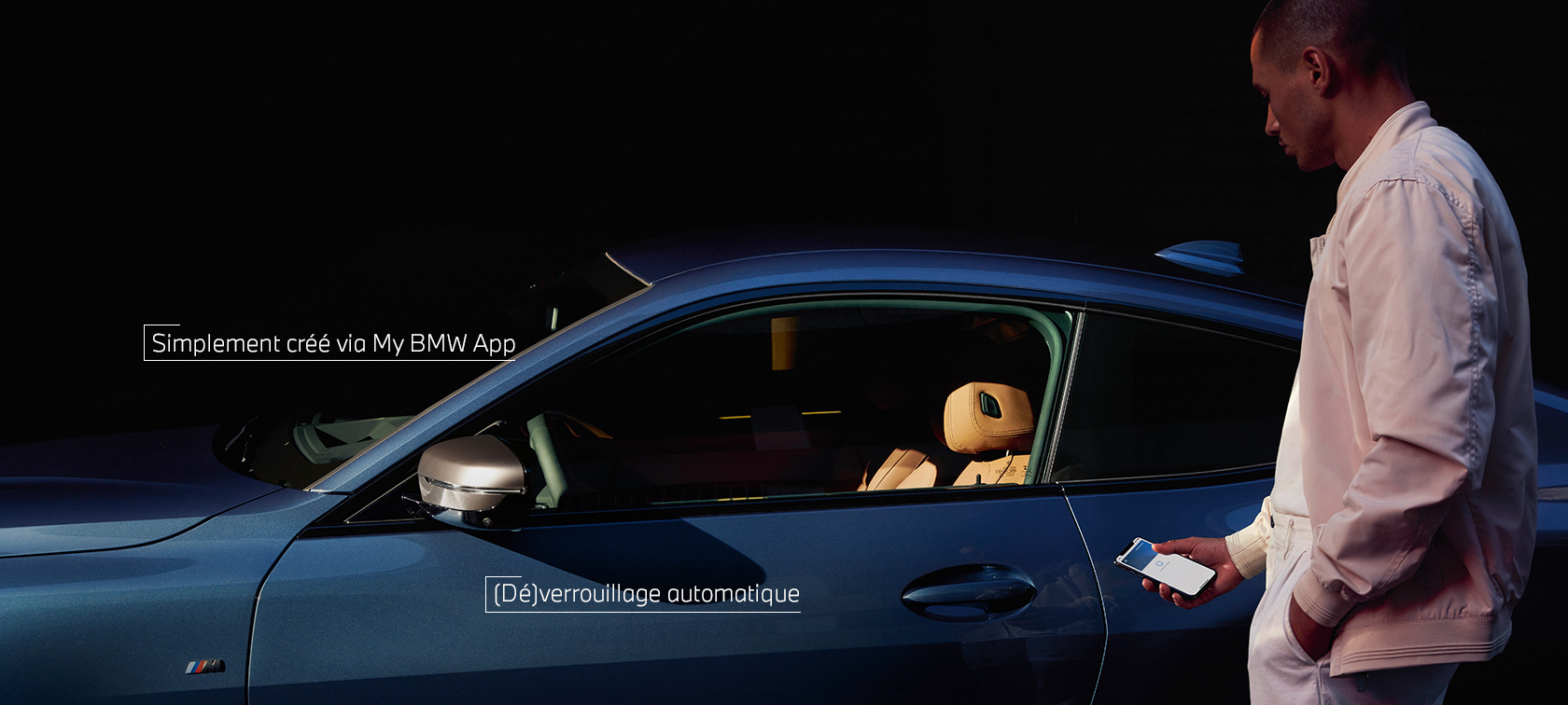 BMW Digital Key My BMW App Un homme ouvre la BMW avec son smartphone BMW Digital Key My BMW App Un homme ouvre la BMW avec son smartphone