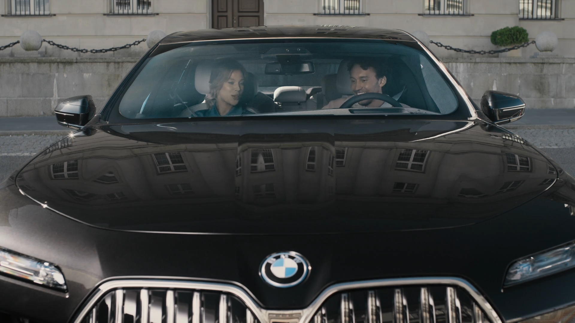 BMW iDrive Challenge Sightseeing BMW iDrive Challenge Sightseeing G70 vue avant, deux personnes regardent le BMW Curved Display