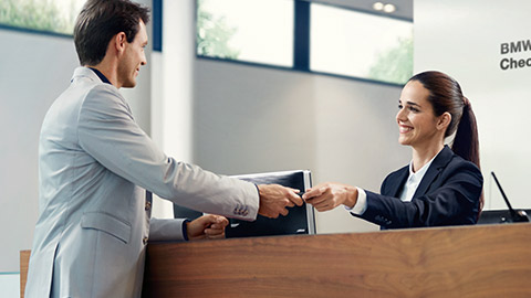 Service clientèle BMW ConnectedDrive, une collaboratrice BMW conseille un client