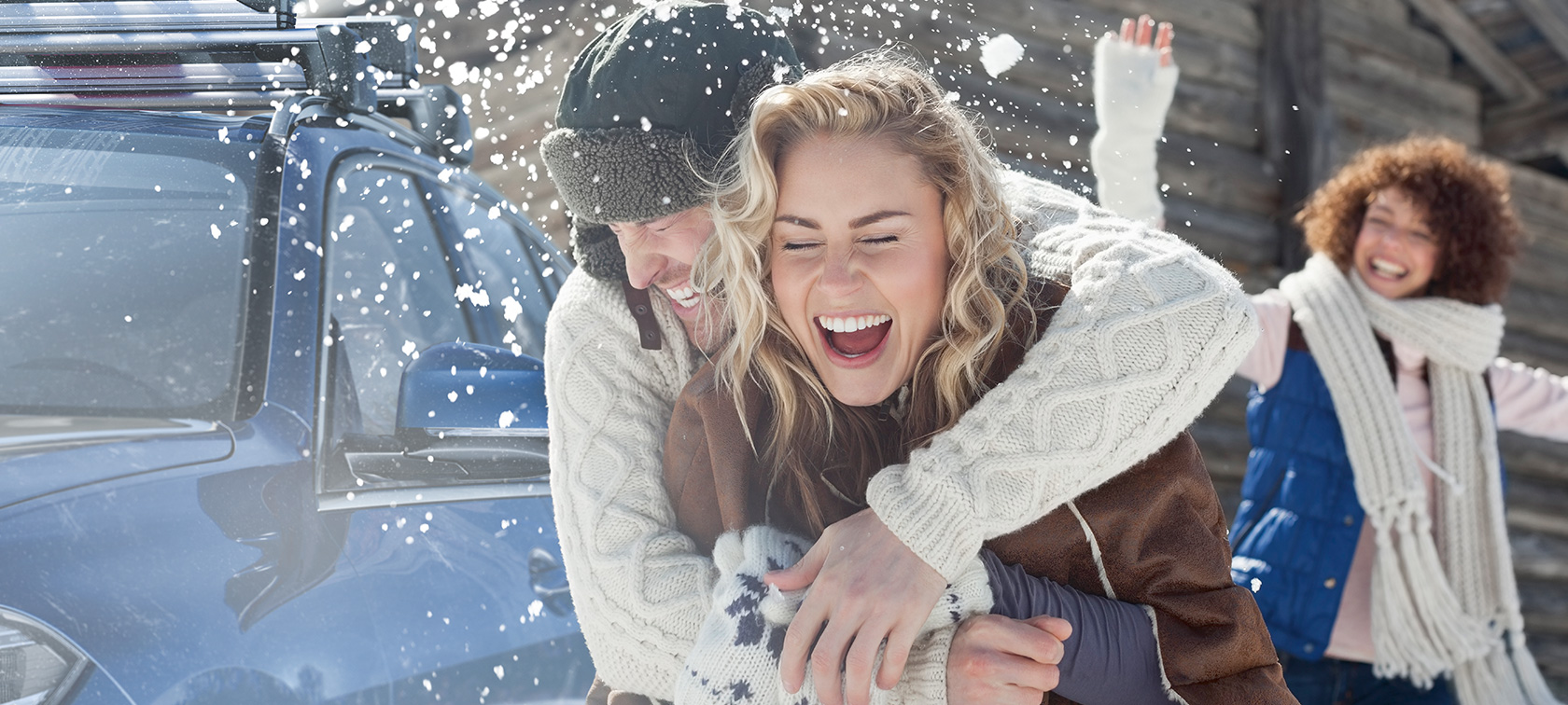 Accessoires automne-hiver BMW d’origine et gammes de services automne-hiver BMW Un homme et une femme enlacés devant une BMW