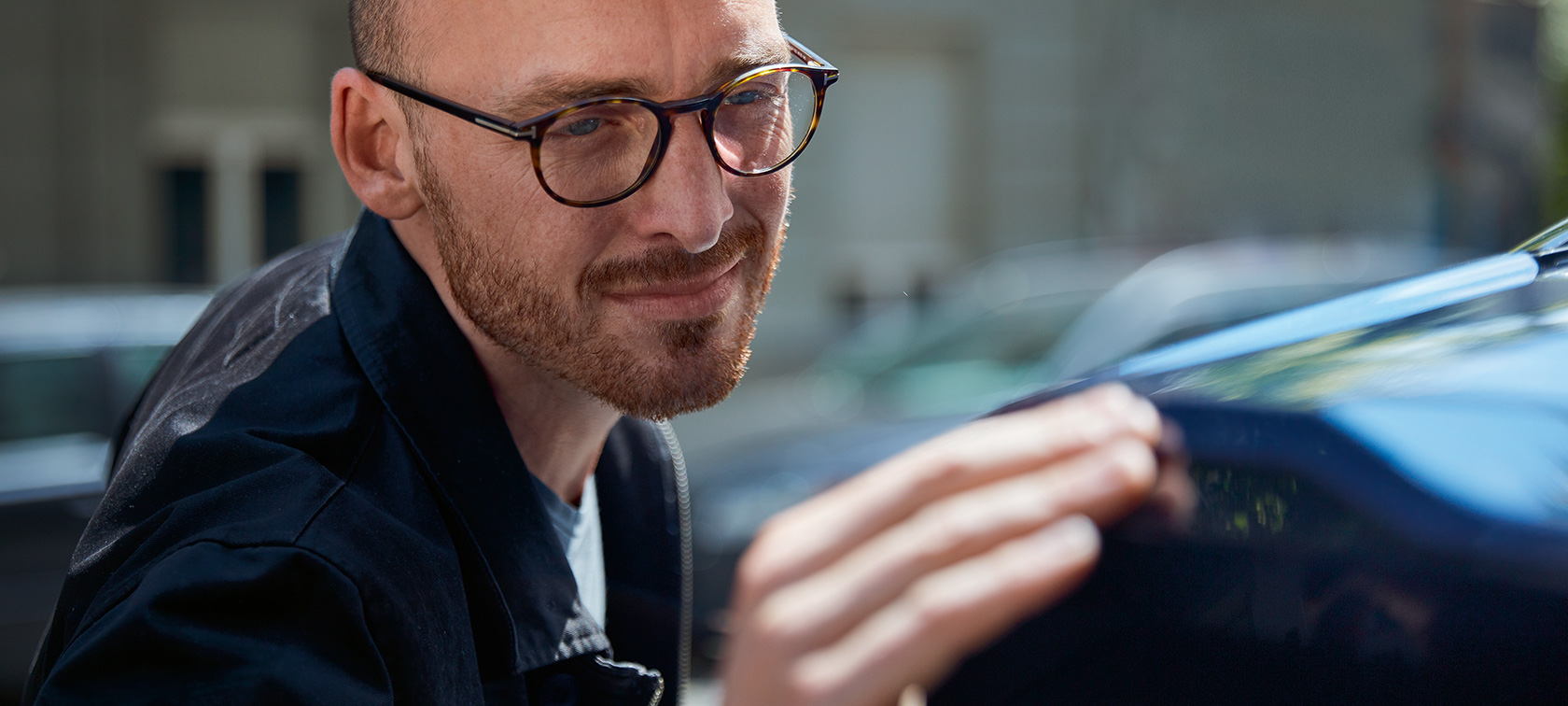 Un homme bichonne sa BMW. Un homme bichonne sa BMW.