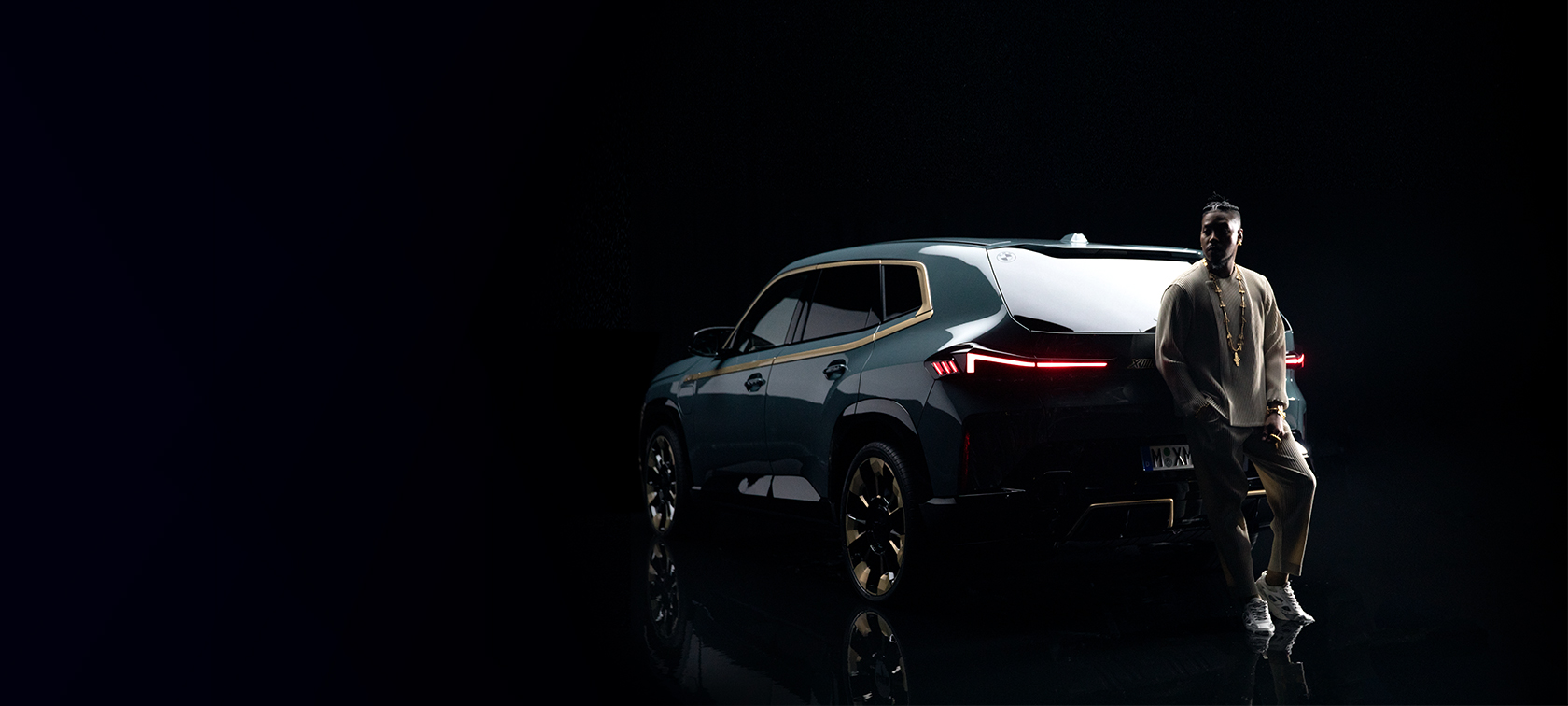 BMW XM G09 PHEV, vue avant dans un environnement sombre