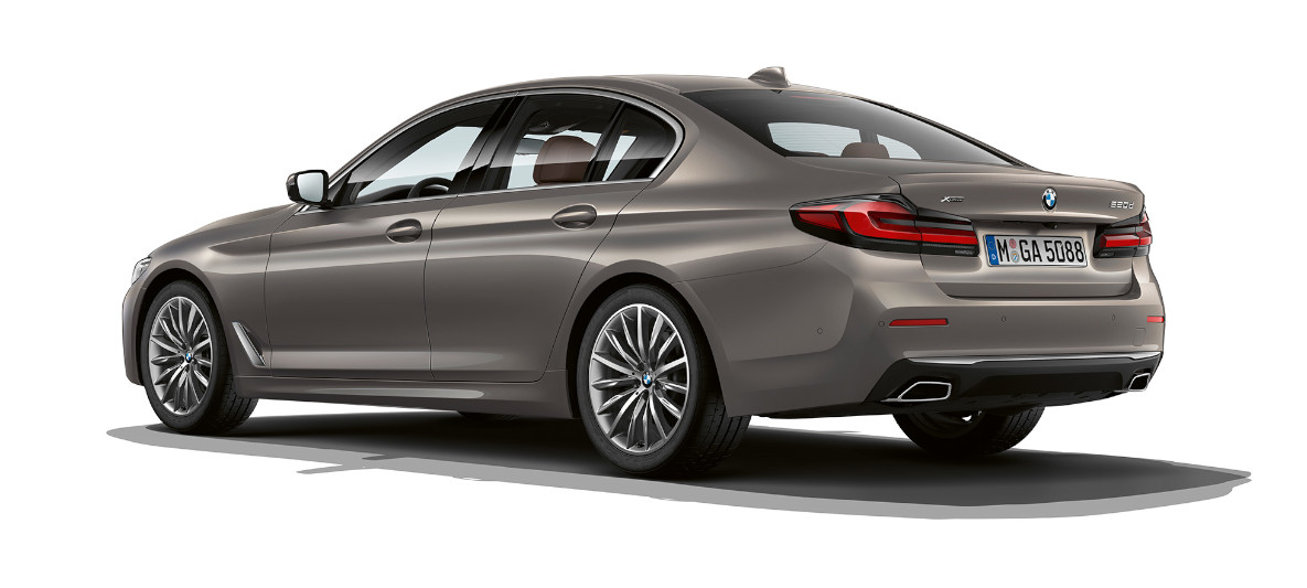 BMW Série 5 Berline G30 Luxury Line, arrière BMW Série 5 Berline 520d xDrive G30 2020 Luxury Line en Berninagrau, vue de trois quarts arrière