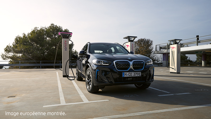 BMW Charging BMW Special Sales Sustainability Hub Environment BMW Special Sales Sustainability Hub Environment BMW Charging Véhicule BMW à l'arrêt à la station de recharge