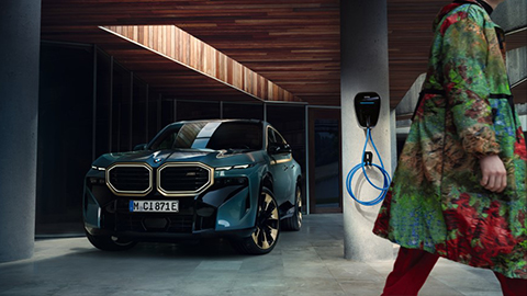 BMW Financial Services Man and woman sitting in BMW in front of mountain landscape 