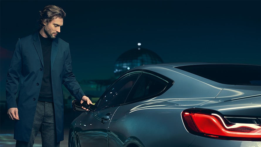 BMW 8 Series Coupe: new tech car key closure. BMW 8 Series Coupe: new tech car key closure.