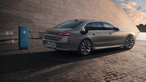 BMW i7 charging