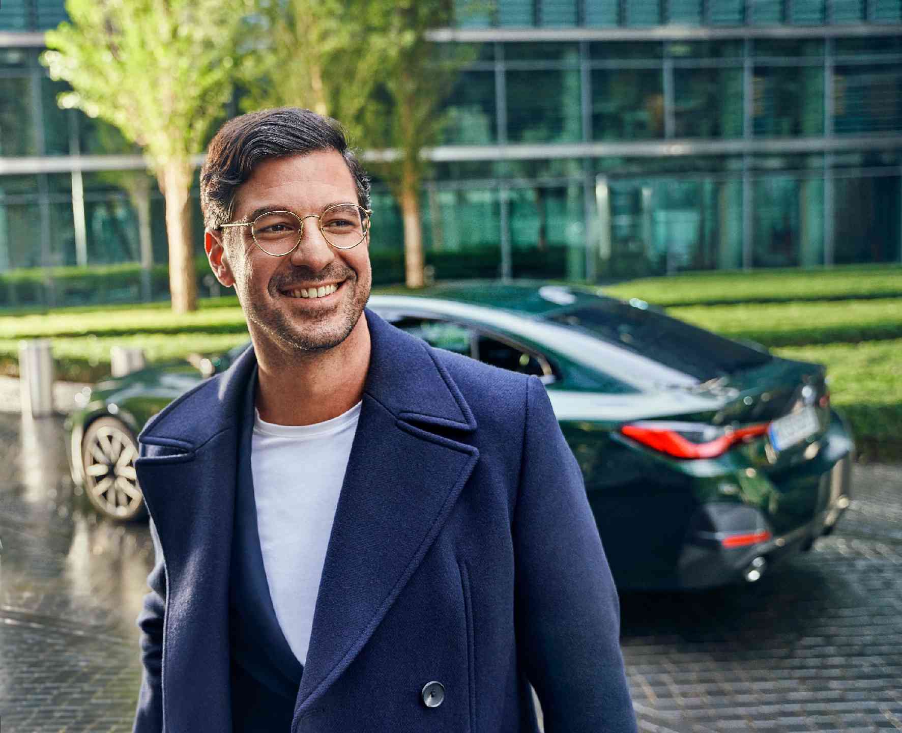 BMW three-quarter front view in front of mountain landscape with woman BMW Financial Services BMW Motor Insurance BMW three-quarter front view in front of mountain landscape with woman