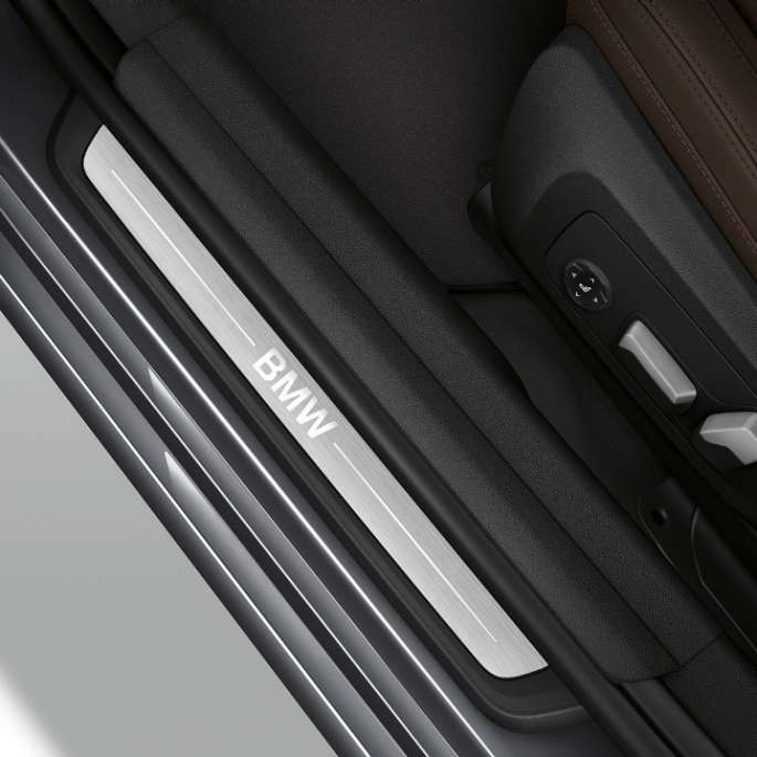 Top view of the door sill of the BMW 3 Series Sedan with Model Luxury Line features.