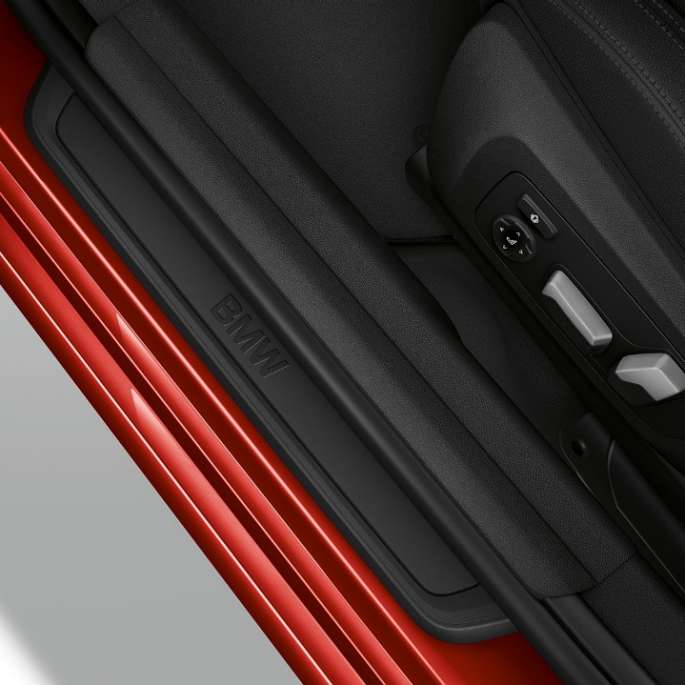 Top view of the door sill of the BMW 3 Series Sedan with model Advantage features.